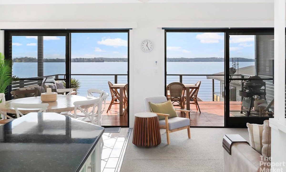 Mannering Park House | Paddles by The Bay - Stylish Waterfront Retreat