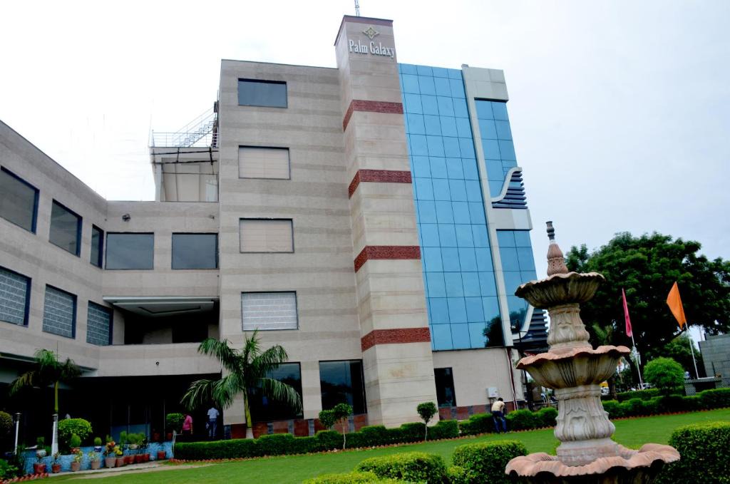 Etmadpur Hotel | Palm Galaxy