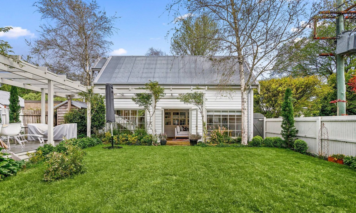 Burrawang House | Picturesque 3-Bed Rural Cottage with a Lush Garden