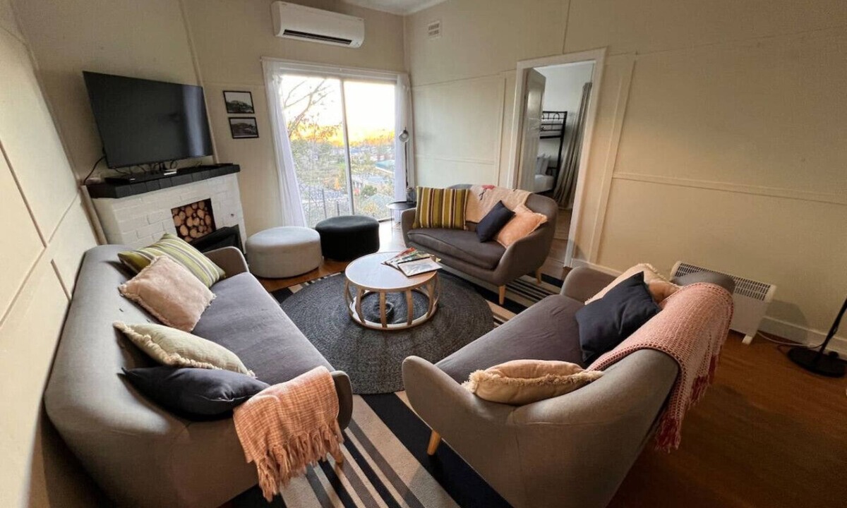 Katoomba House | Pine Hill Cottage - shabby chic & peaceful haven