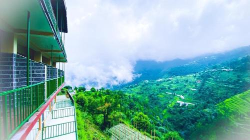 Kandaghat Hotel | pristine mountain lodge