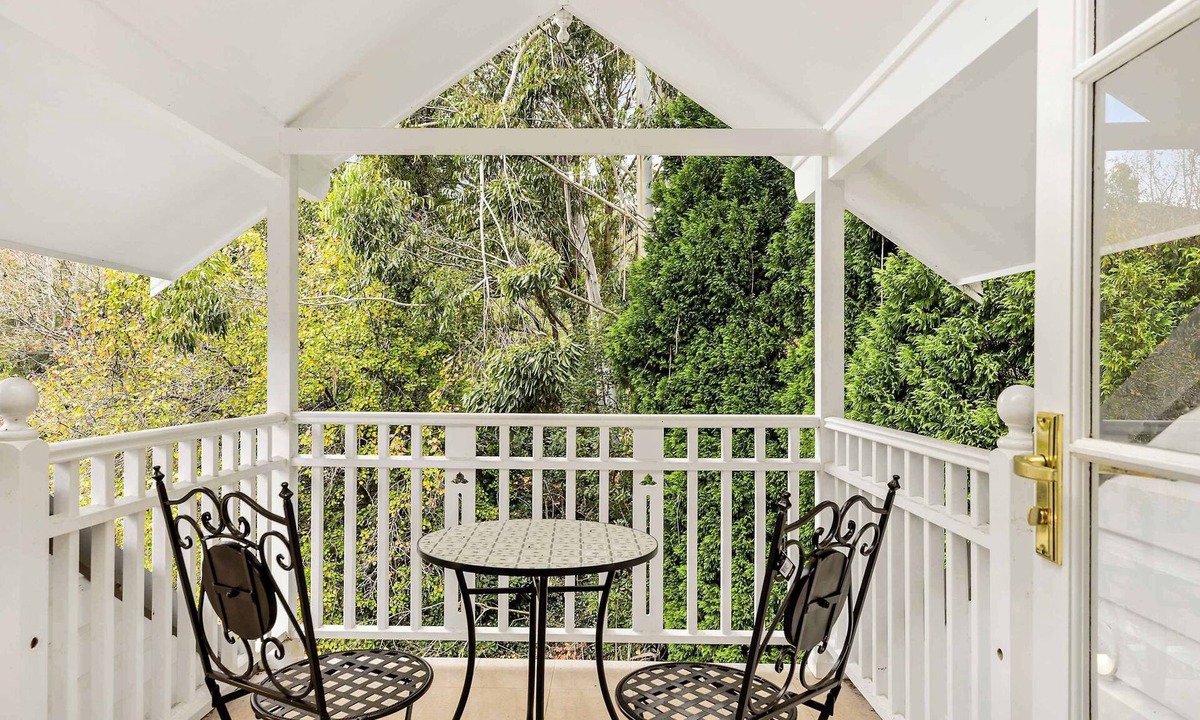 Matcham House | Queenslander Estate | Heated Pool, Spa, Sleeps 14