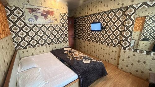 Dal Lake Hotel | R Krishna Hotel