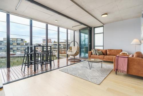 Kingston Apartment | Refined Kingston Apartment, Foreshore Lake Access - Hosted by Canstay