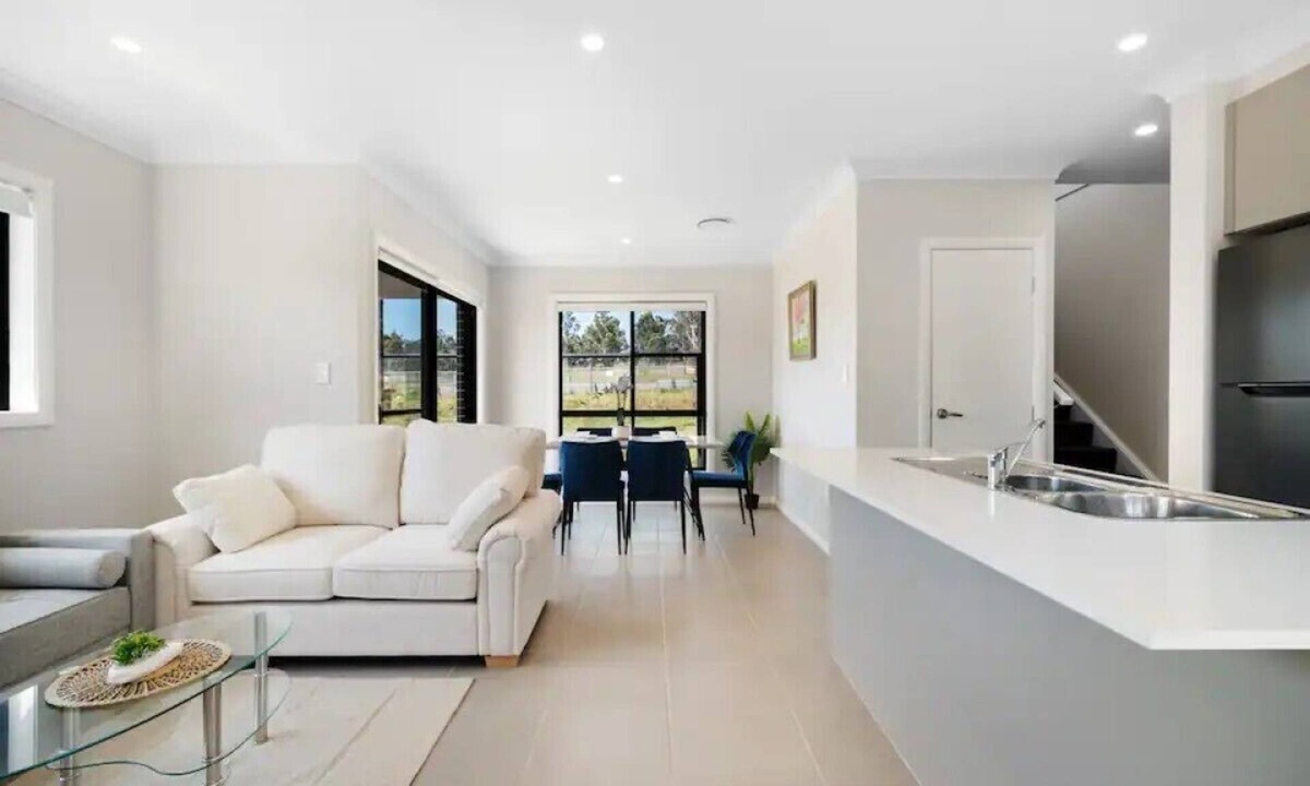 Austral House | Relaxing Two-Level Retreat in Austral, NSW