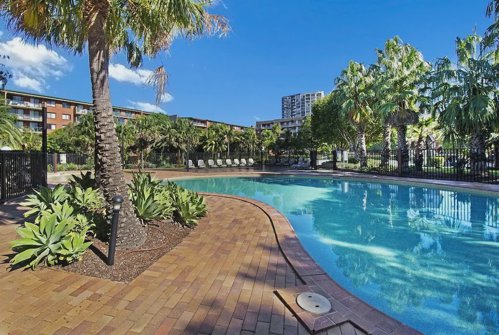 Alexandria Apartment | Resort style one bedroom plus study close to the City