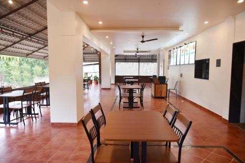 Koynanagar Hotel | Riverside Inn