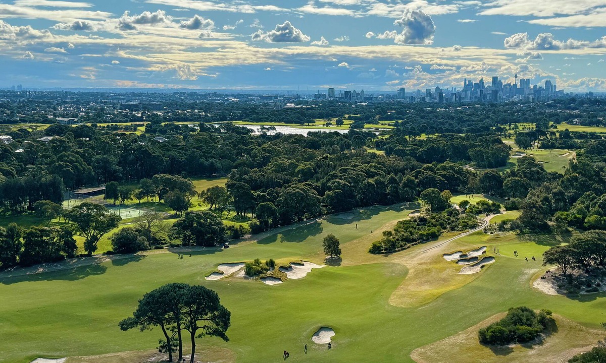 Eastgardens Apartment | Rooftop Penthouse - panoramic views of a golf course, city skyline & Botany Bay