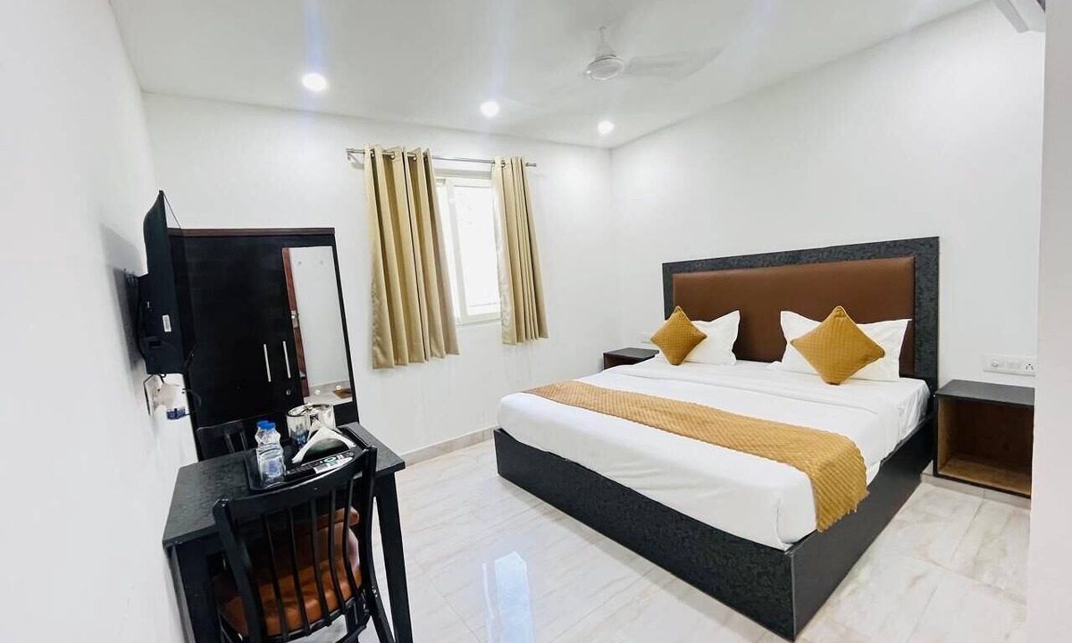 Greater Kailash Hotel | Roomshala Casa Royal - GK 1