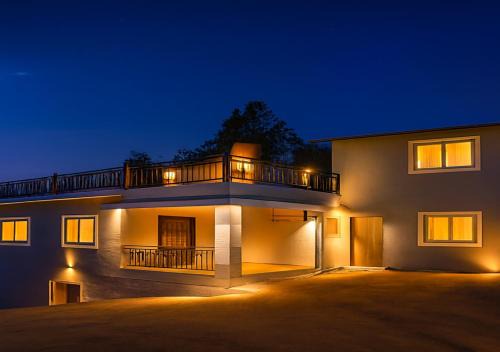 Mahabaleshwar Villa | Royal Hilltop Villa 5BHK with Valley Views Panchgani