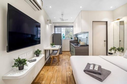 Pali Hill Apartment | Sage - Cozy Chic Well-Equipped Studio in Bandra