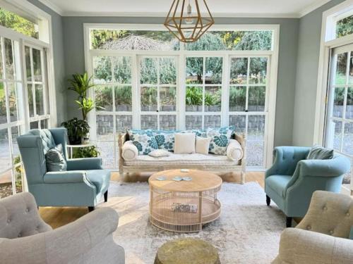 Bowral House | Sage Manor - Sleeps 10 - Multiple Living Spaces