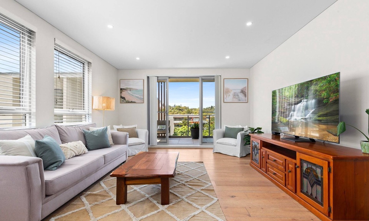 Newport Apartment | Seaside Retreat with Parking and Balcony