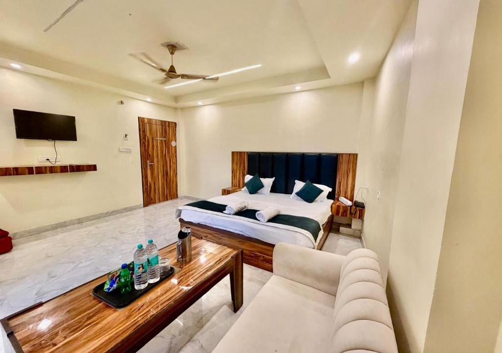 Mohanlalganj Hotel | Shree Krishna Palace Hotel - Couple Friendly