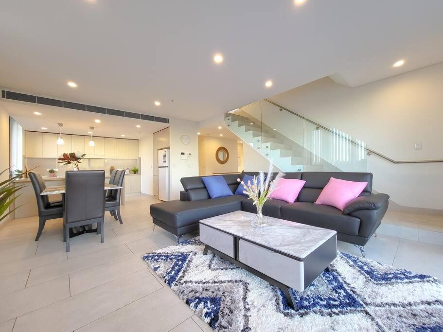 Kogarah Apartment | Spacious 3-Bed Penthouse with Perfect View