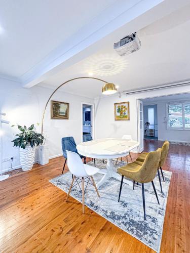 Picnic Point House | Spacious 4 Bedroom Home with Swimming Pool and Free Parking