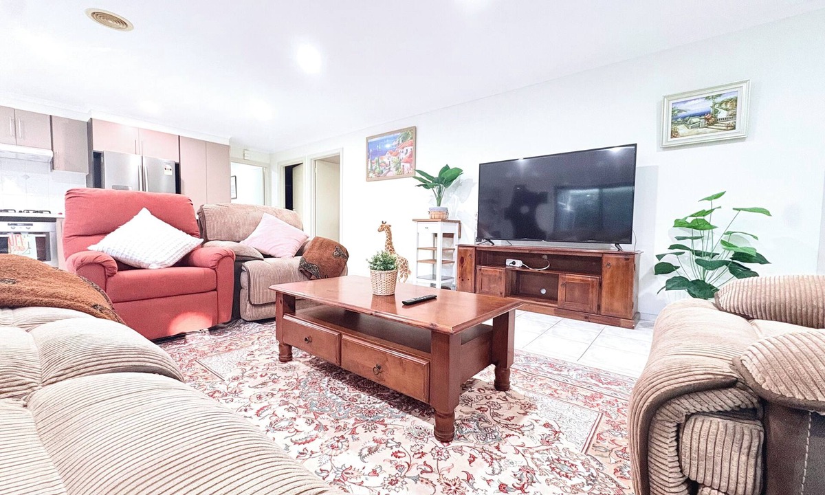 Gungahlin House | Spacious 4BR Family Retreat with Cozy Lounge