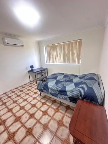 Lurnea House | Spacious Queen Room with Air Conditioning - L1