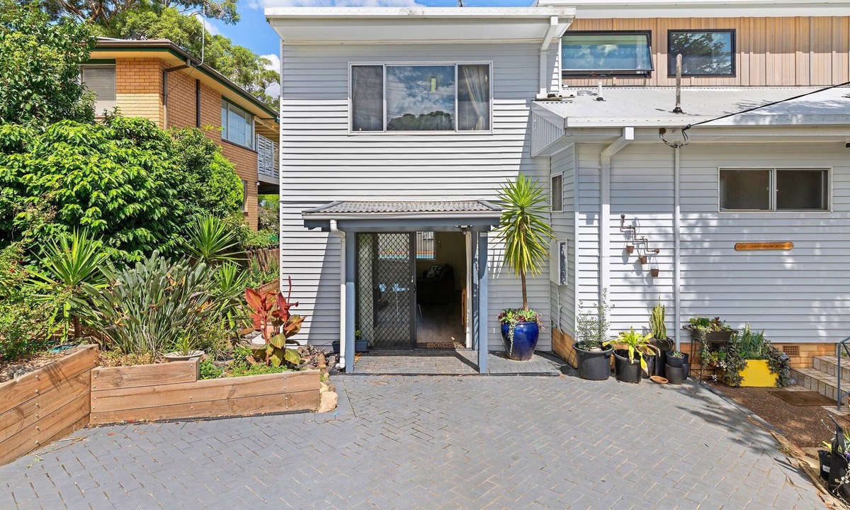 Point Clare Apartment | Split level apartment
