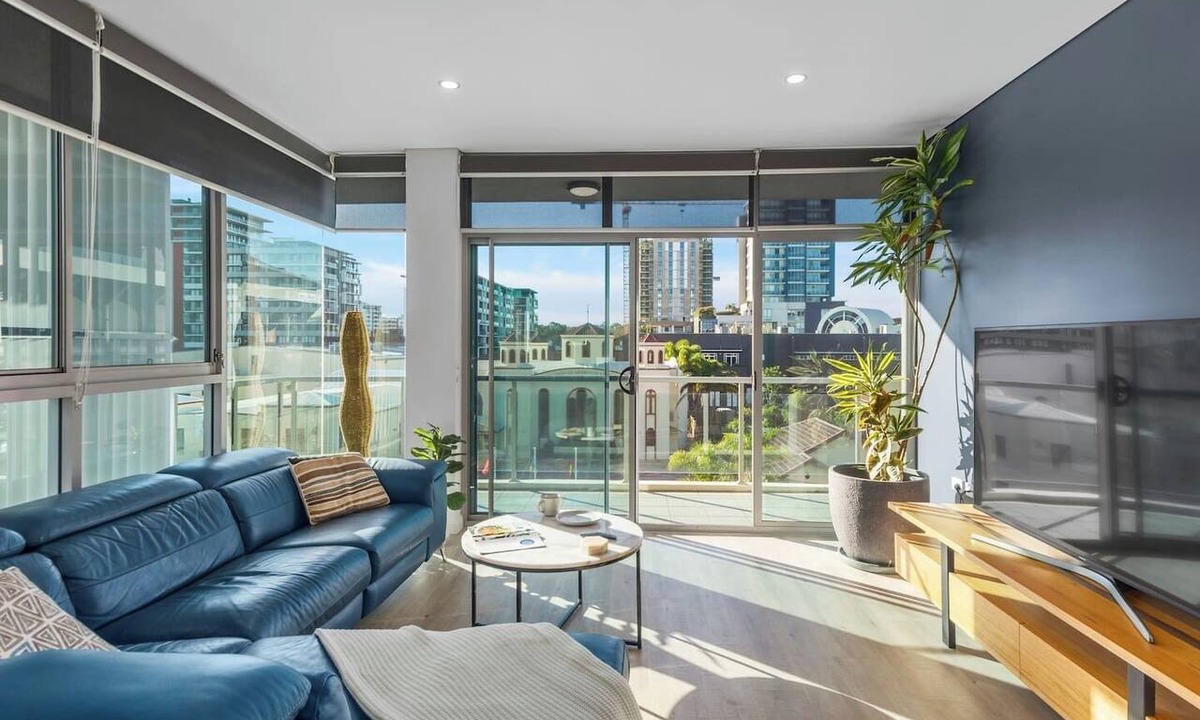 Wollongong CBD Apartment | Stadium Escape A Contemporary Beachside Retreat