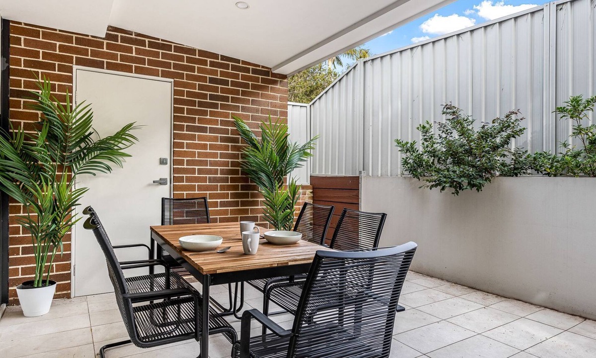 Wollongong CBD House | Station & Surf 3BR Wollongong Townhouse