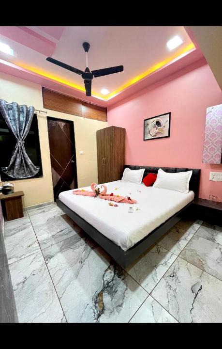 Rajpipla House | Statue jay swaminaray home stay