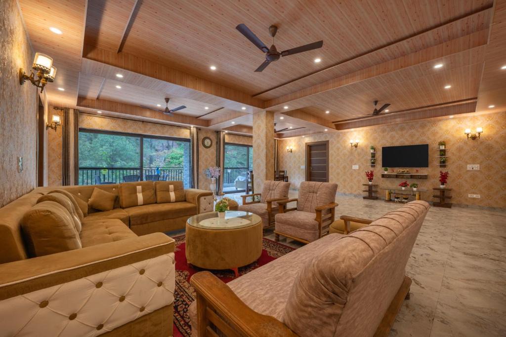 Kumarhatti Apartment | Staycation 2 Bedroom Premium House Kasauli by Splendid Retreat Hotels - Family Groups & Couples - Forest Treks - Living Room - Balcony - River View - Parking