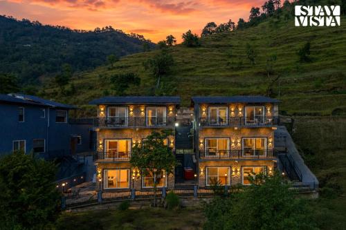 Naina Range Villa | StayVista at Crestwood Villa with Jacuzzi, BBQ & Bonfire