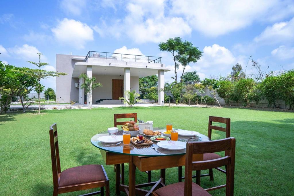 Hasanganj Villa | StayVista at Sukoon with Bonfire