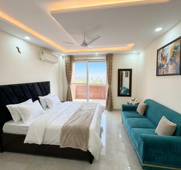 South West Apartment | Stella Homestay Near Yashobhoomi with Rooftop