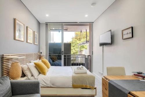 Surry Hills Apartment | Studio in Crown St - Private Balcony & Aircon