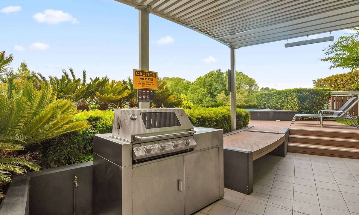 City East Apartment | Stylish 1-Bed in CBD w/Secure Underground Parking