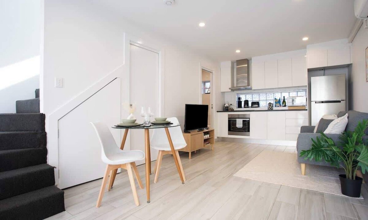 Glebe Apartment | Stylish 1BR Near CBD | WFH & Pet Friendly