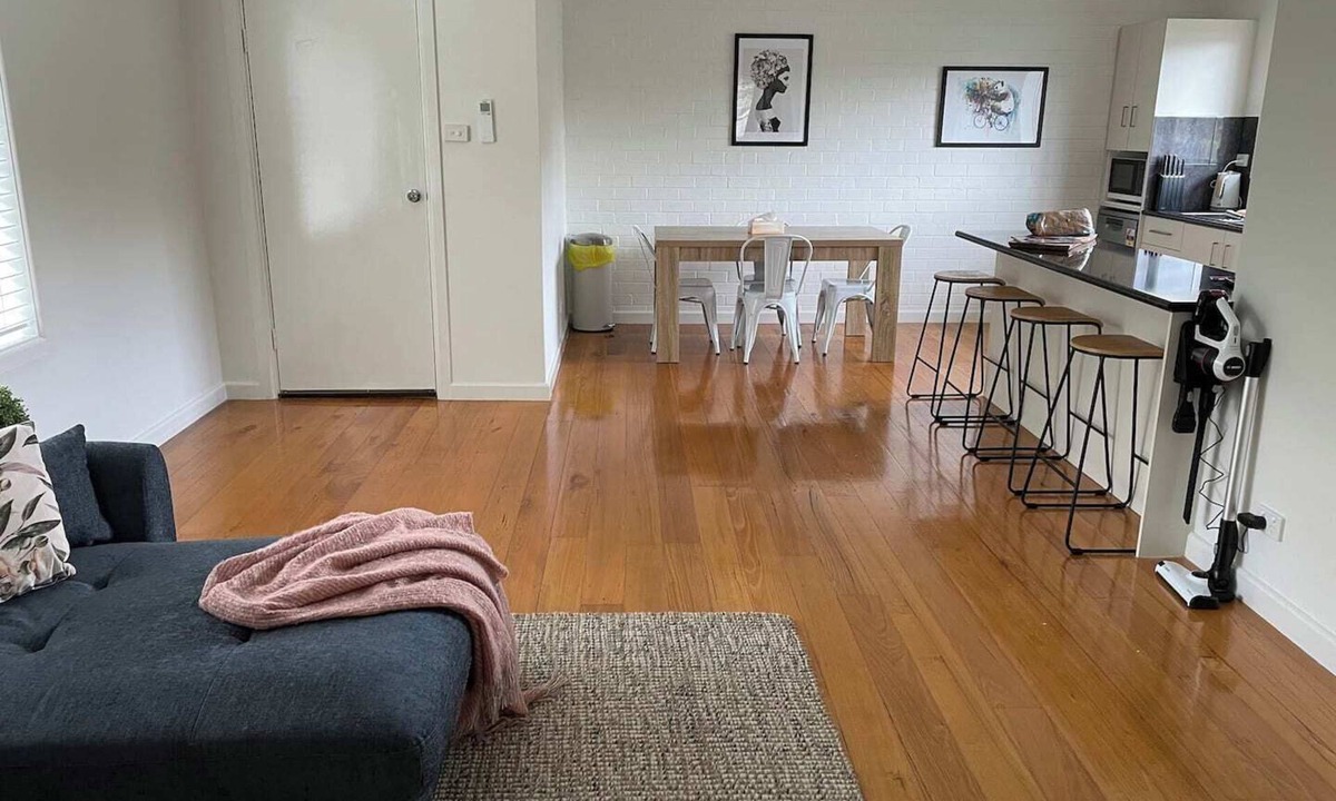 Page Apartment | Stylish 2‑bedroom, 1‑bath home in peaceful Page. Reverse cycle air‑con, full kitchen, undercover parking. Walk to park & dog oval, near Belconnen Mall, Lake Ginninderra & Calvary Hospital.