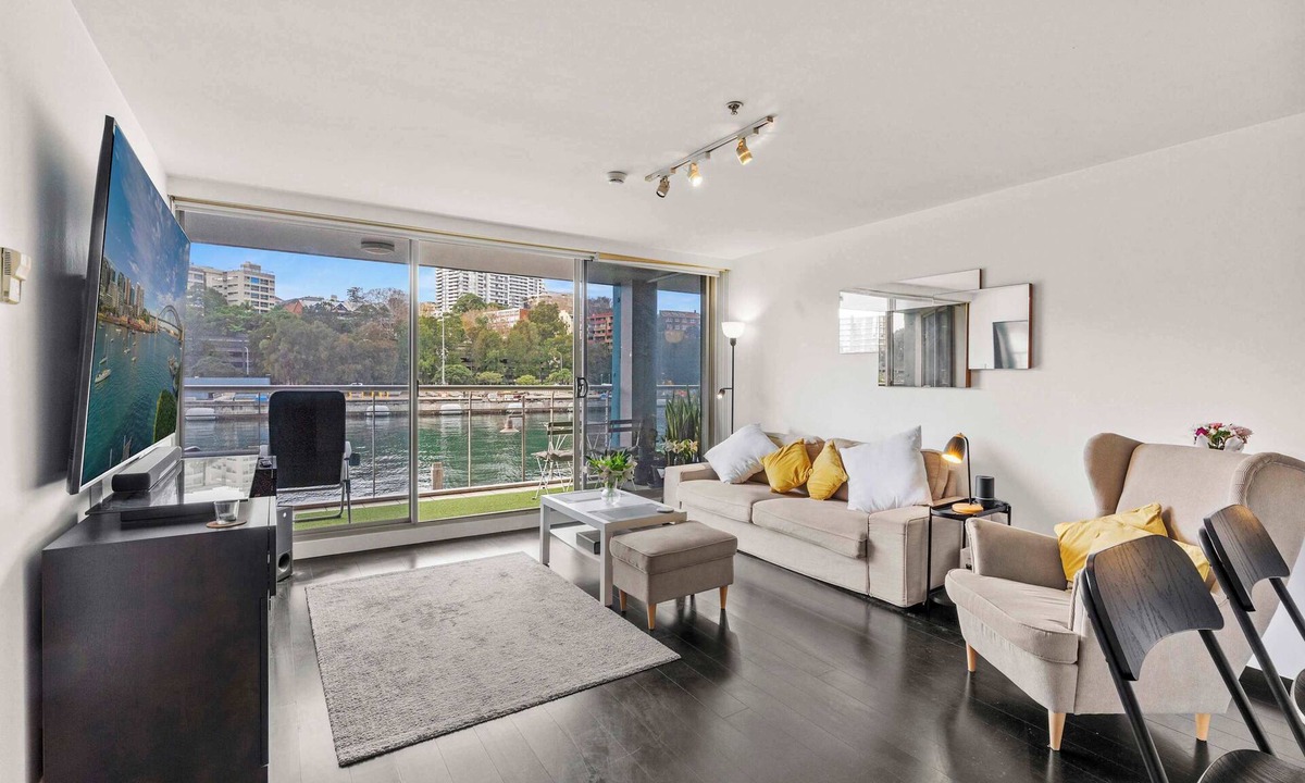 Woolloomooloo Apartment | Stylish 2BR Finger Wharf Getaway