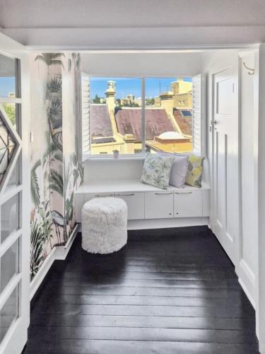 Elizabeth Bay Apartment | Stylish and Quiet Retro 1BR near the Harbour & CBD