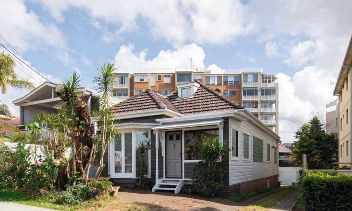 Wollongong CBD House | Stylish Coastal Cottage - Sleeps 6 & Near Beach