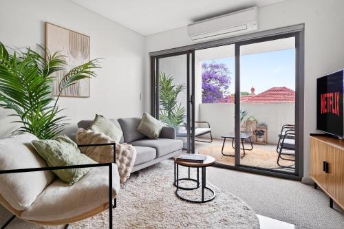 Naremburn Apartment | Stylish Retreat Balcony Parking City Access