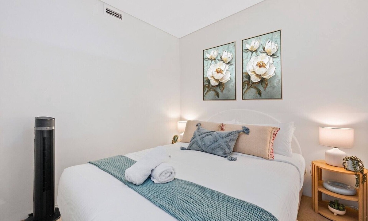 Kingsford Apartment | Stylish Sydney 2BR UNSW, Beach, Parking, Sleeps 6