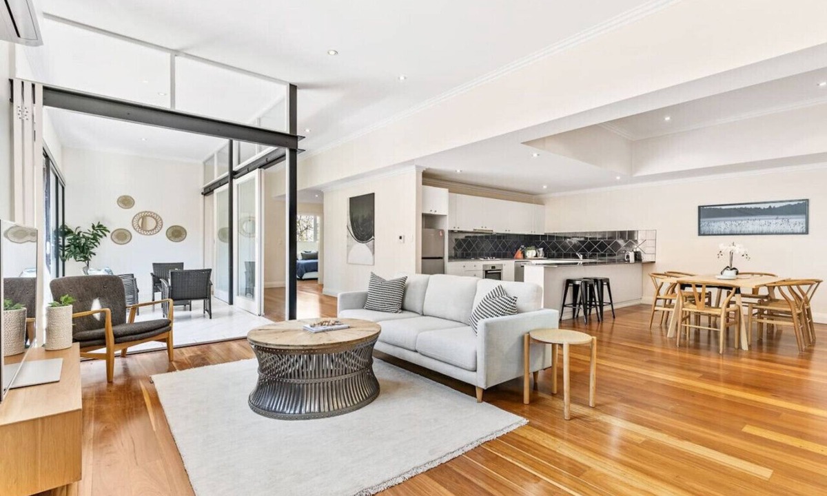 Darlinghurst Apartment | Stylish Warehouse Oasis in Vibrant Darlinghurst