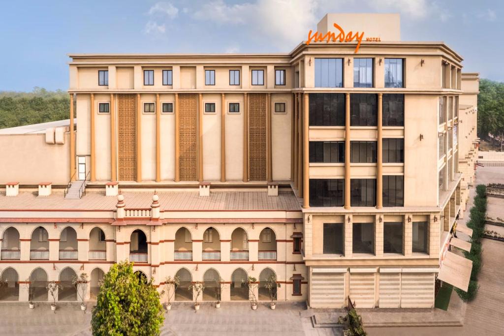 Sayajiganj Hotel | Sunday Hotel & Convention Centre by CheckIn, Vadodara