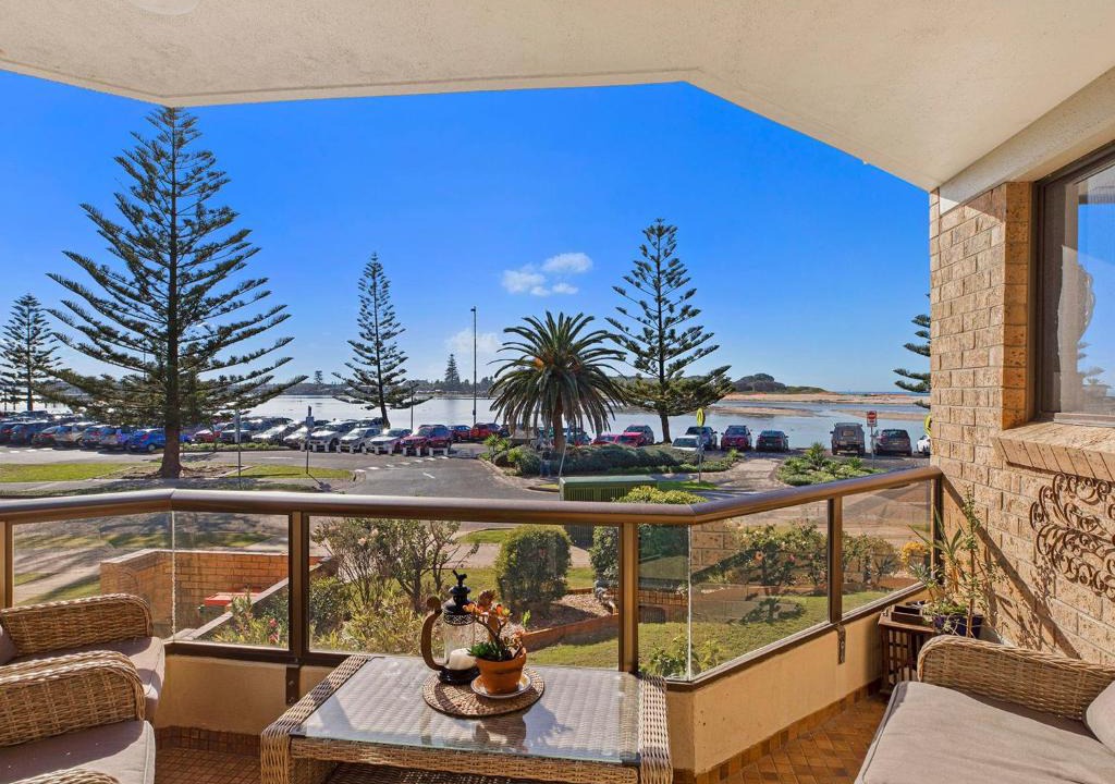 The Entrance Apartment | Sundowner Apartment 2 - Take in the Views