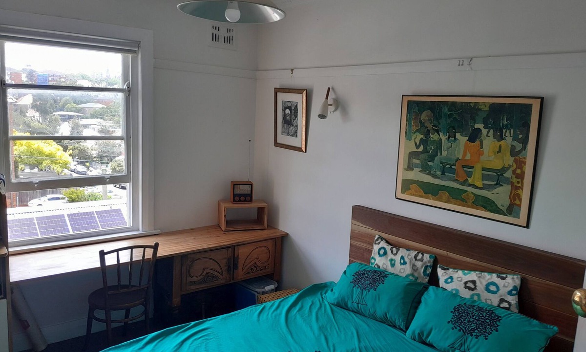 Coogee Apartment | Sunlit beach retreat.