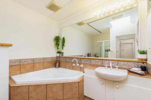 Yarralumla House | Sunlit Upstairs Suite with Hot Tub & Garden surrounds