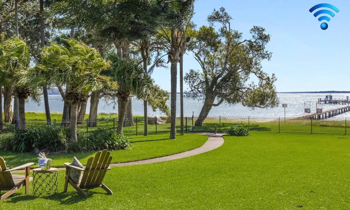 Soldiers Point House | Sunset at The Moorings - ocean views, kayak, games retreat, walk to beaches & marina dining!