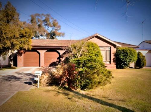 Kingswood Villa | Sydney Blue Mountain Haven 4BR