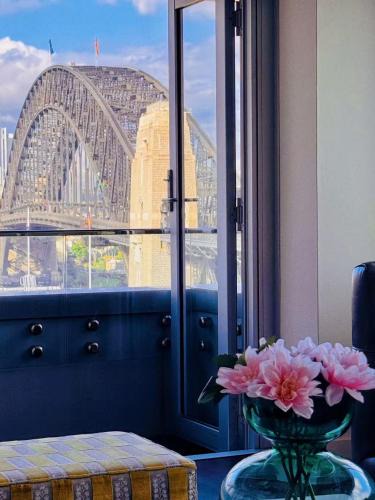 Kirribilli Apartment | Sydney Harbour and CBD View Penthouse with Free Parking