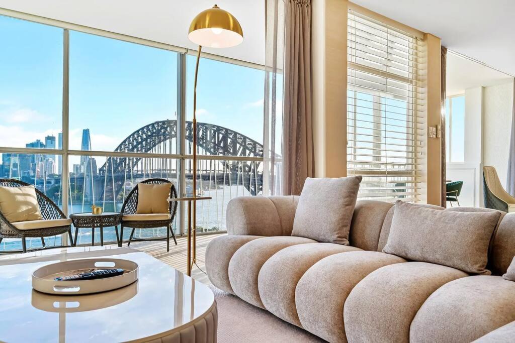 Kirribilli Apartment | Sydney's Landmark Views from Luxury 2Bd Apt