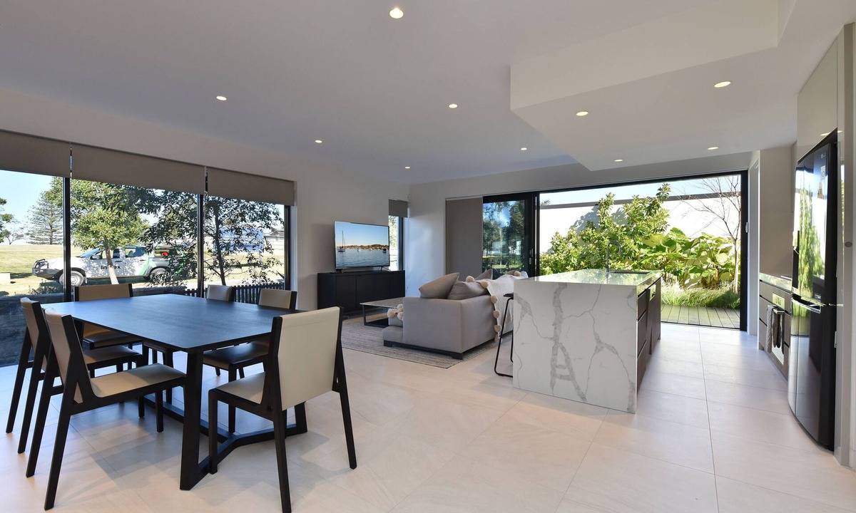Morisset Park House | Terrace Sorrento - Trinity Point: Spectacular Lake Views in Every Direction.