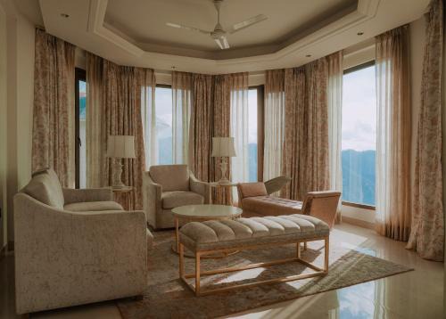 Shimla Villa | The Auramah Retreat - 4BHK Villa with Mountain & Valley View - Private Balconies & Parking